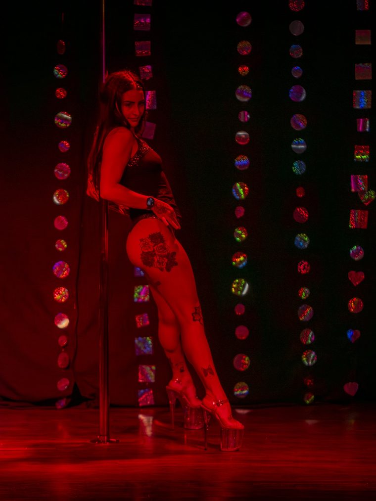 Luchi Lattero, profesora de Pole Exotic en el estudio de Paola Liébana.