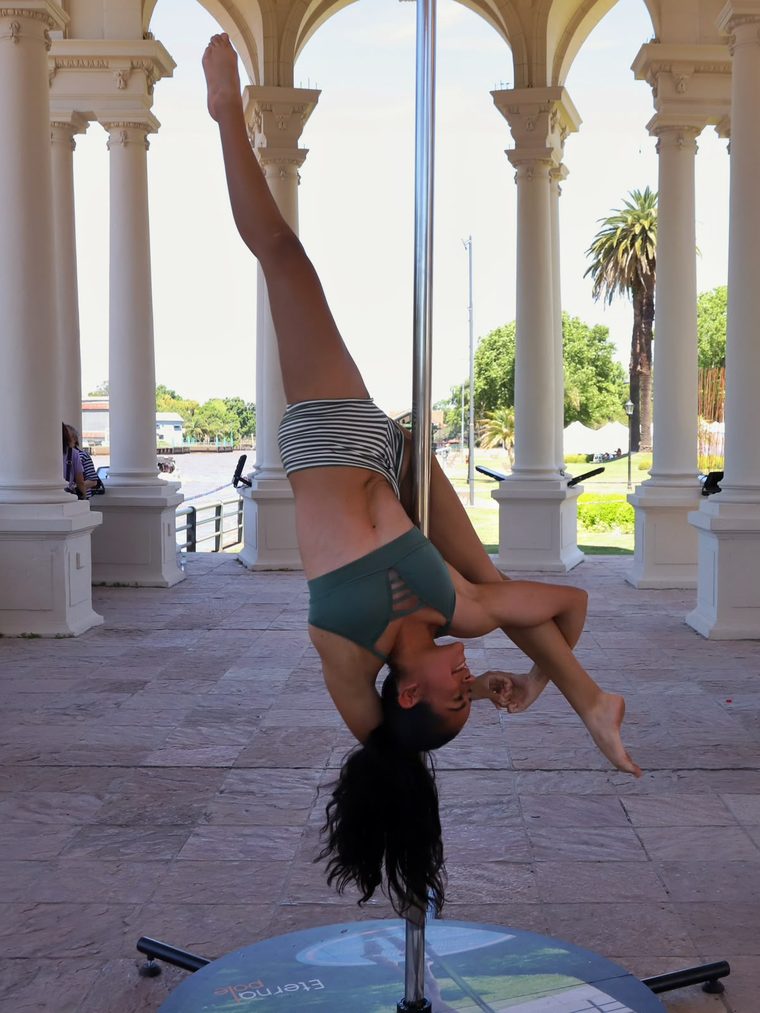 Maricel Cáceres, profesora de Pole Sport en el estudio de Paola Liébana.