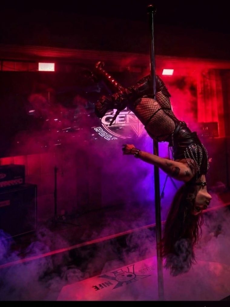 Vicky Mansilla, profesora de Pole Exotic en el estudio de Paola Liébana.